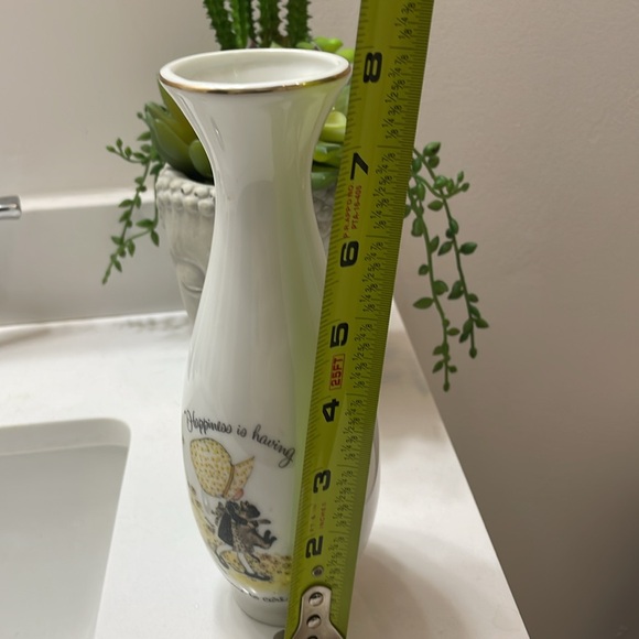 HOLLY HOBBIE // porcelain vase // “happiness is having someone to care for” - Picture 13 of 13